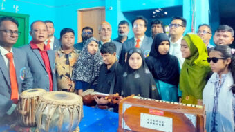 ‘দৃষ্টি প্রতিবন্ধী শিক্ষার্থীদের মাঝে ফল ও চারা বিতরণ’