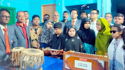 ‘দৃষ্টি প্রতিবন্ধী শিক্ষার্থীদের মাঝে ফল ও চারা বিতরণ’