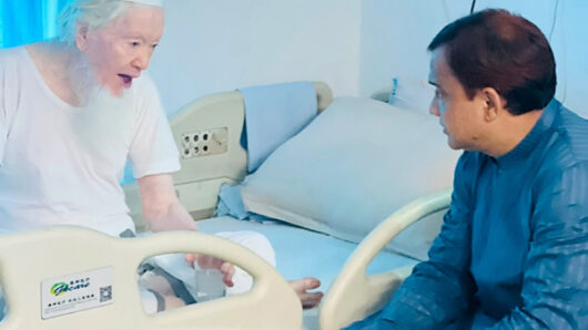 চিকিৎসাধীন আল্লামা শায়খ মুহাম্মদ বিন ইদ্রিস লক্ষীপুরীর শয্যাপাশে কয়েস লোদী