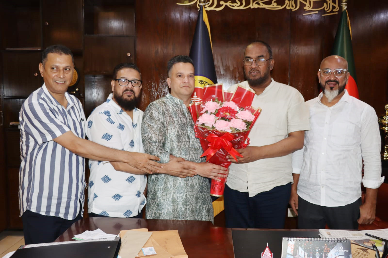 যুক্তরাজ্য যুবদল নেতা নাসিম আহমেদ সিসিক প্রশাসক আব্দুল কাইয়ুম চৌধুরীর সাথে সৌজন্য সাক্ষাৎ