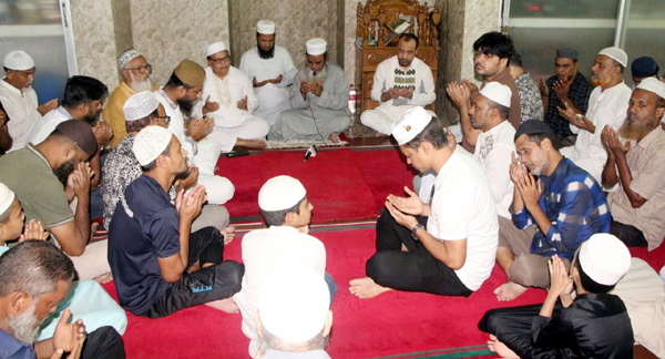 বিএনপি নেতা খোকনের সুস্থতা কামনায় ১৭নং ওয়ার্ড কাজীটুলা যুব সমাজের দোয়া মাহফিল