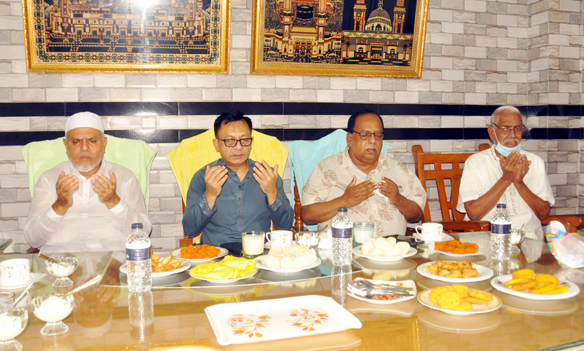 অসুস্থ ব্যবসায়ী নেতা দিলওয়ার হোসেনকে দেখতে গেলেন বাণিজ্য মন্ত্রী খন্দকার আব্দুল মুক্তাদির