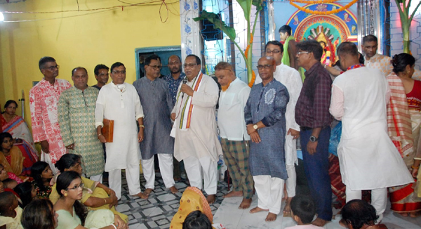 চালিবন্দর বিষহরি মন্দিরে আব্দুল কাইয়ুম চৌধুরী ও আবুল কাহের শামীমকে সংবর্ধনা প্রদান