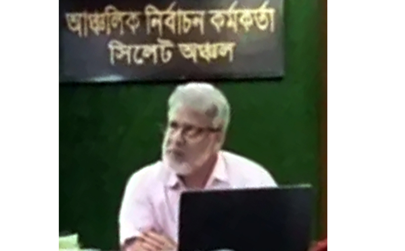 নির্বাচন অফিসে সেবা চেয়ে কর্মকর্তার চড় খেলেন প্রবাসী