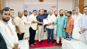 সিলেটে খেলার মাঠে মেলা বন্ধের ও রাত ৯টা পর্যন্ত দোকান খোলার দাবিতে মহানগর ব্যবসায়ীদের স্মারকলিপি