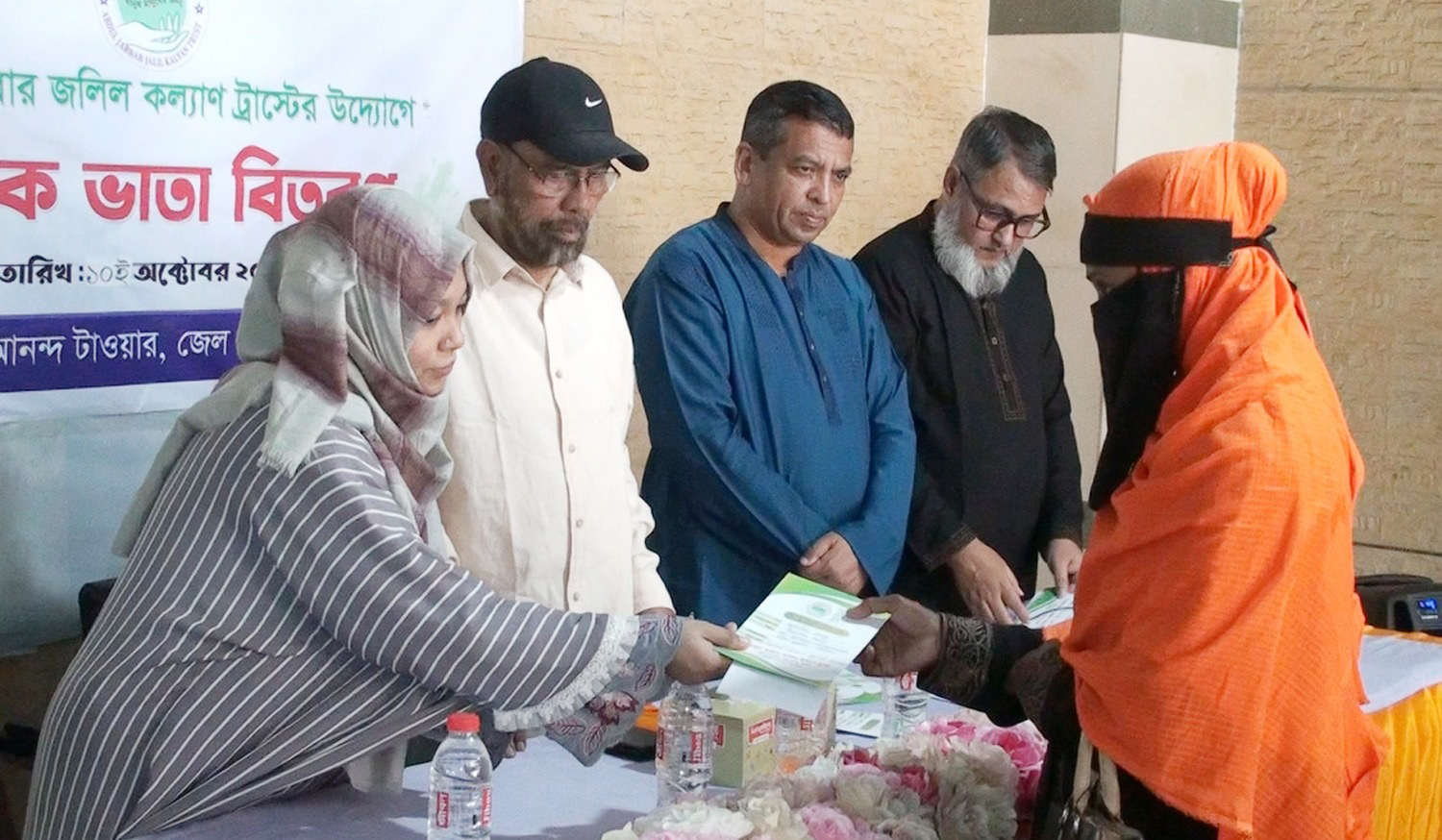 আবদুল জব্বার কল্যাণ ট্রাস্টের ‘মাসিক ভাতা কার্ড’ বিতরণ
