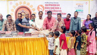 শাশ্বত ৯২ বন্ধু ফোরামের উদ্যোগে ১ টাকায় পূজার বাজার ও বিনামূল্যে শিক্ষাসামগ্রী বিতরণ
