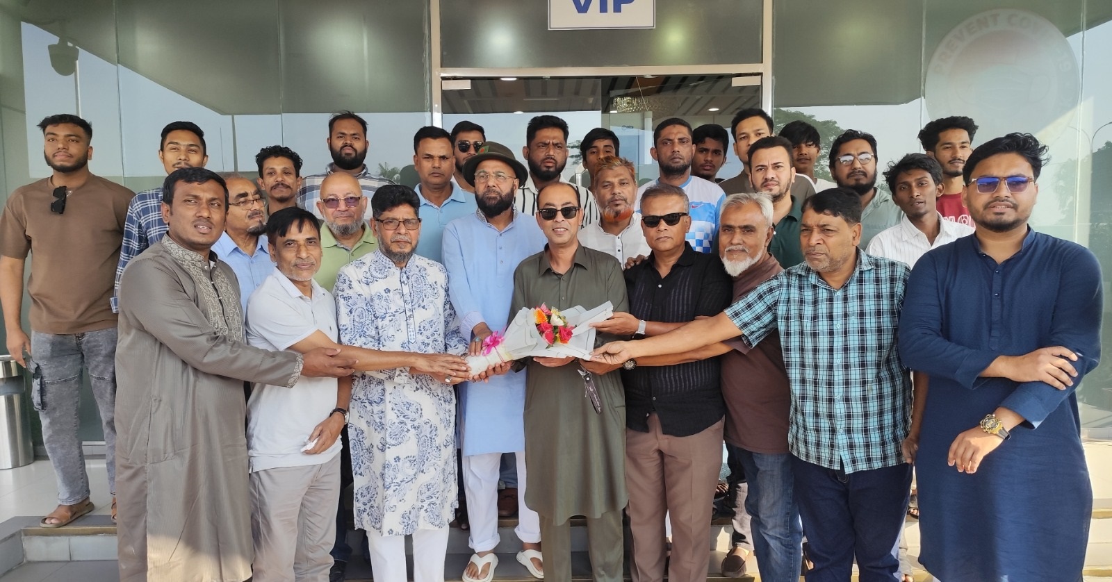 যুক্তরাজ্য বিএনপির সাবেক সহ-সভাপতি শাবু নেওয়াজকে বিমানবন্দরে সংবর্ধনা