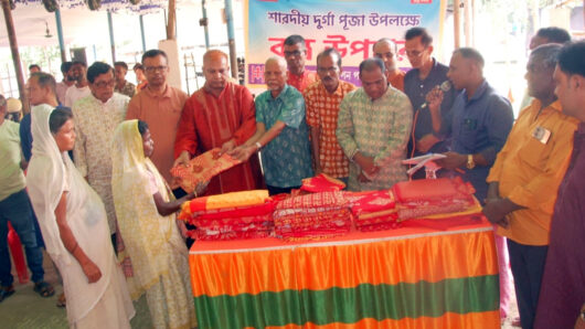 উত্তর হাটখোলা ও মালিনীছড়া চা বাগান পূজা মণ্ডপে পূজা উদযাপন পরিষদ সিলেট মহানগরের বস্ত্র বিতরণ