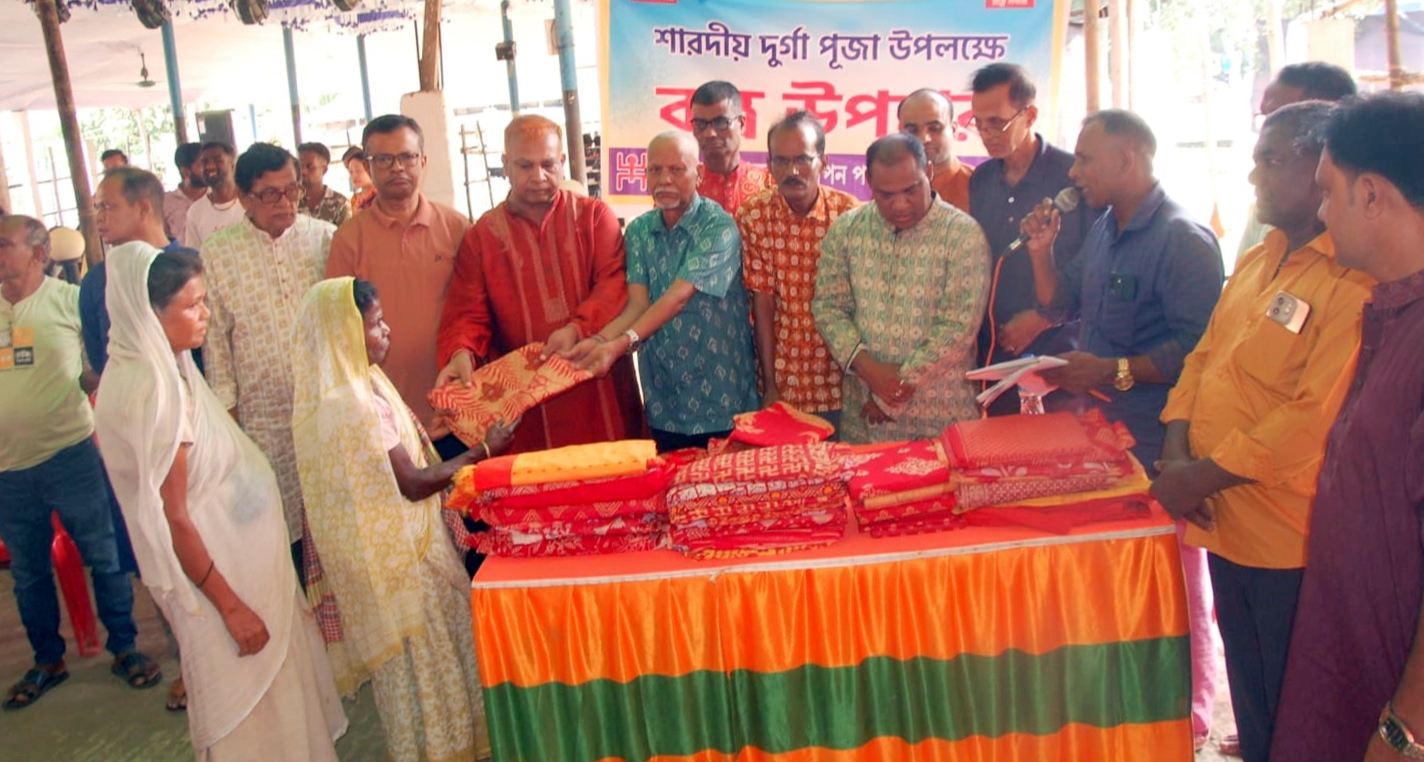 উত্তর হাটখোলা ও মালিনীছড়া চা বাগান পূজা মণ্ডপে পূজা উদযাপন পরিষদ সিলেট মহানগরের বস্ত্র বিতরণ