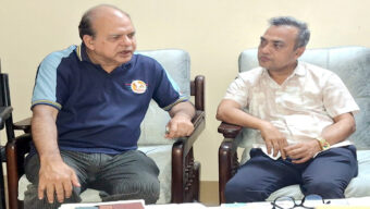 সদ্য সাবেক পিপি অ্যাডভোকেট বদরুল আহমদ চৌধুরীর বাসায় নবনিযুক্ত পিপি অ্যাডভোকেট মোমিনুল ইসলাম মোমিনের সৌজন্য সাক্ষাৎ