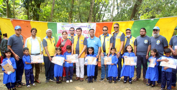 অক্টোবর সেবা সপ্তাহ উপলক্ষে শিক্ষার্থীদের মাঝে লায়ন্স ক্লাব অব সিলেট হলি সিটির শিক্ষা ও খাদ্যসামগ্রী বিতরণ